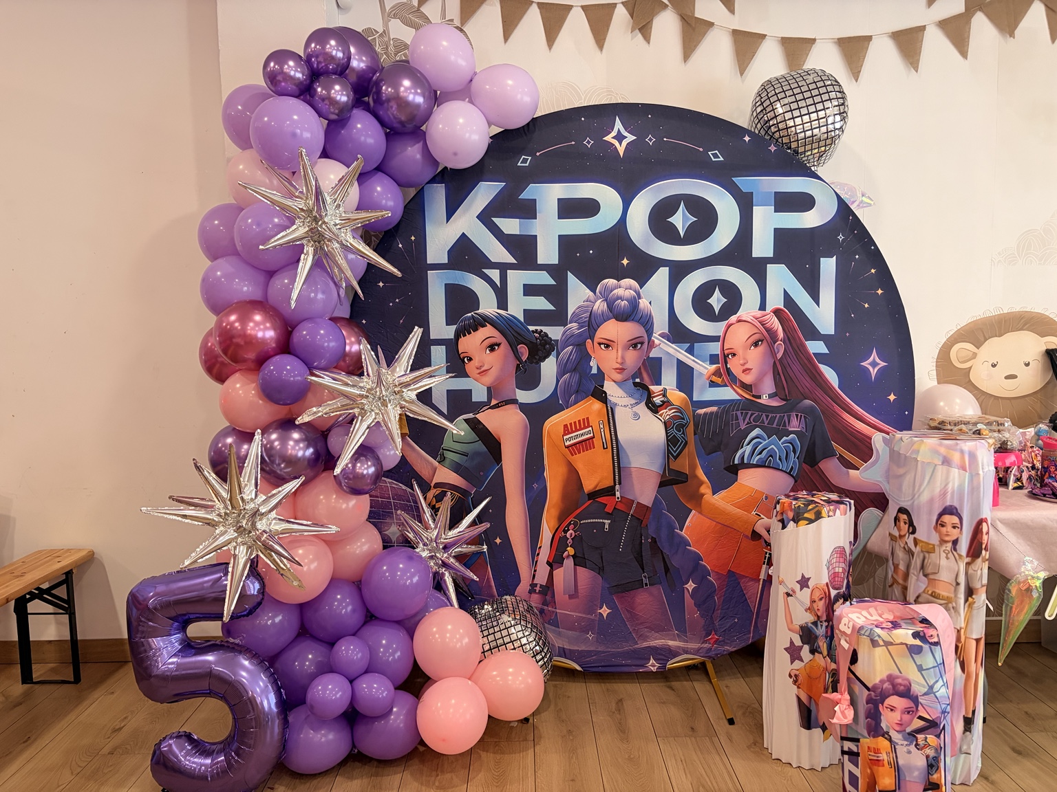 Decoración temática K-pop para evento de cumpleaños